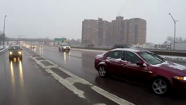 (后POV)在暴风雪期间在高速公路上行驶视频素材