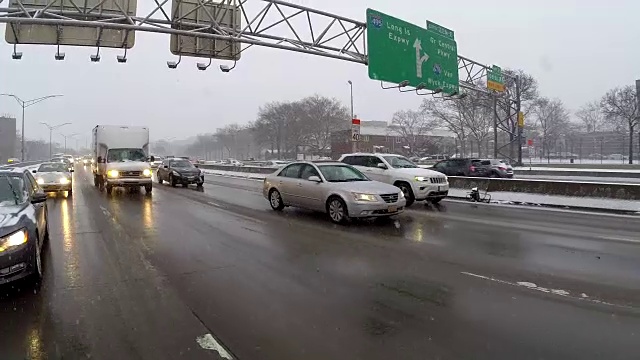 (后POV)在暴风雪期间在高速公路上行驶视频素材