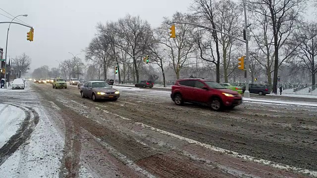 (后POV)在暴风雪中行驶在被雪覆盖的道路上的车辆视频素材