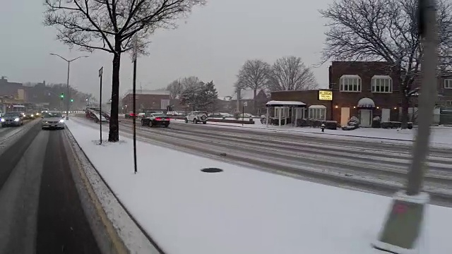 (后POV)在暴风雪中在一条被雪覆盖的路上行驶视频素材