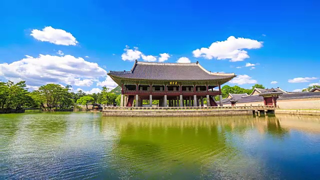 京畿道馆(韩国国宝224)和京福宫(朝鲜王朝皇宫)的池塘视频素材