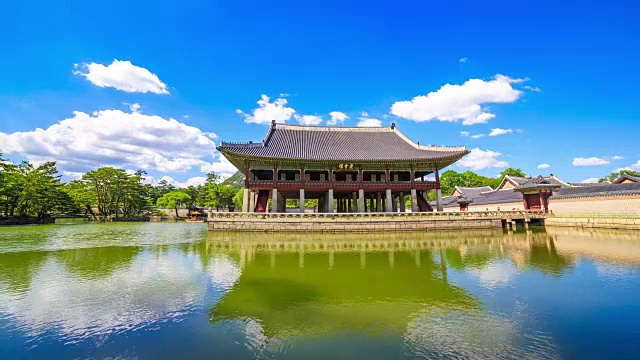 京畿道馆(韩国国宝224)和京福宫(朝鲜王朝皇宫)的池塘视频素材