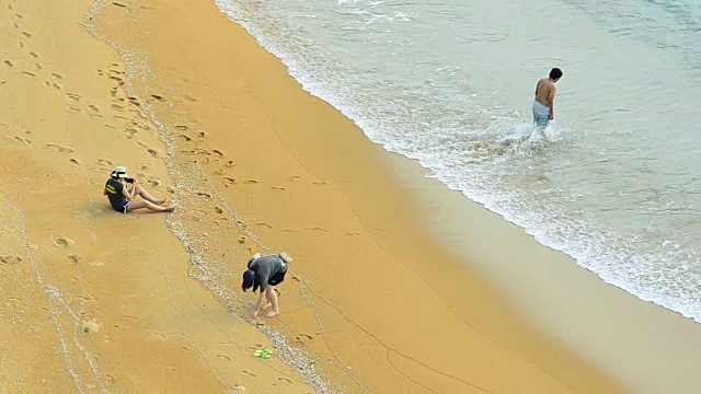 俯视图平移:人们在海滩上活动视频素材