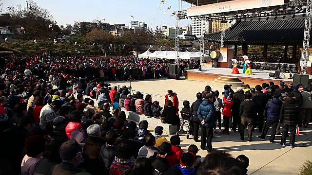 韩国传统扇子表演团体在南山沟韩屋村表演视频素材