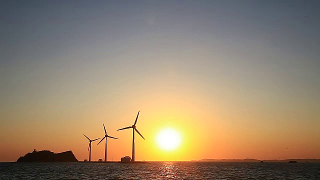 滩头港风电场海景及日落景致视频素材