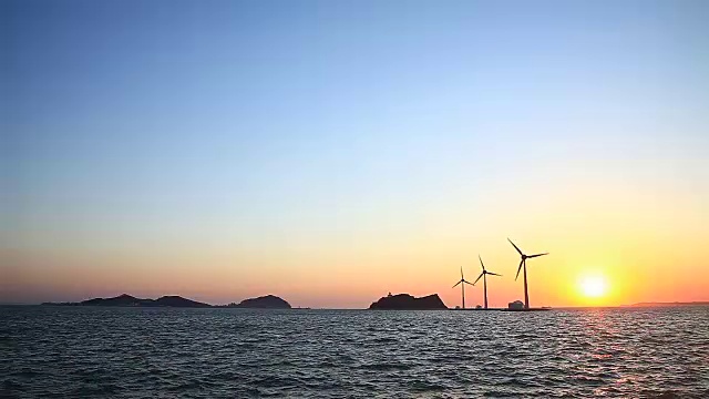 滩头港风电场海景及日落景致视频素材