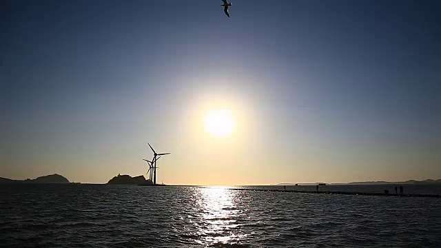 滩头港风电场海景及日落景致视频素材