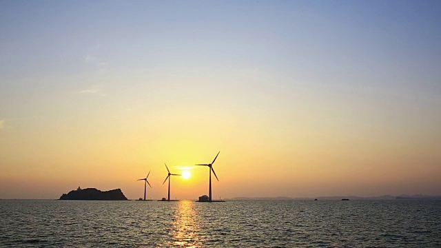 滩头港风电场海景及日落景致视频素材