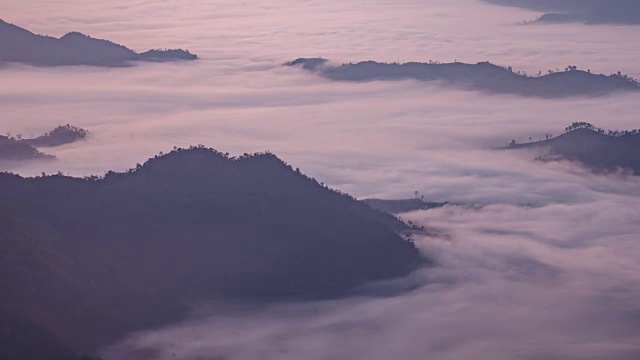 在日出时间的山和移动的雾的时间间隔视频素材