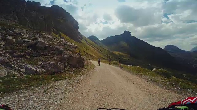 POV登山运动:在阿尔卑斯山上耐力骑行视频素材