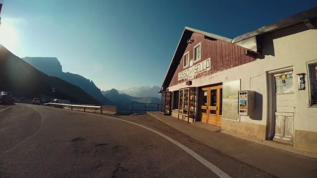 在Dolomites上开车:Passo Sella视频素材