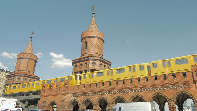 Oberbaumbrucke桥上的火车，视频素材