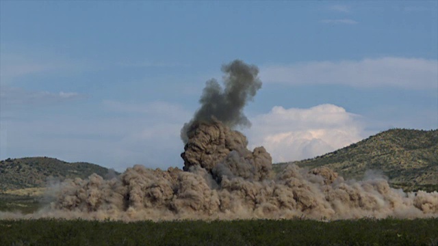 一场带有可见冲击波的大爆炸的慢镜头视频素材