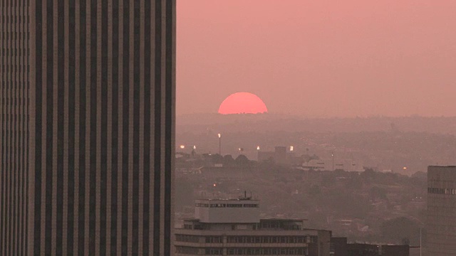 太阳在约翰内斯堡市中心的建筑物上落下视频素材