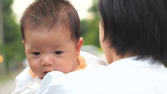 亚洲婴儿背负着母亲的肩膀视频素材