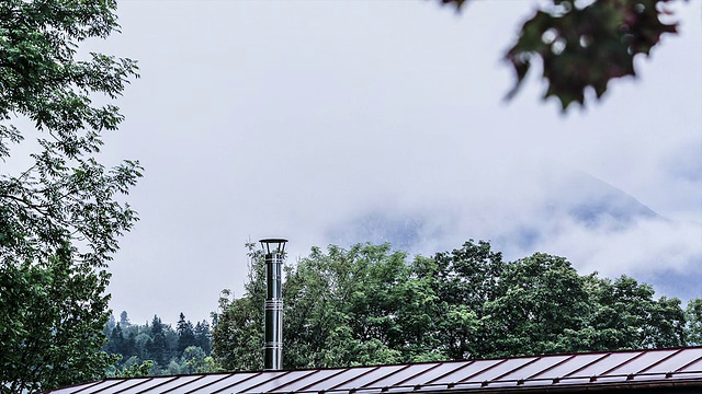 TIMELAPSE蒙太奇上的雨进入一个山村阴云视频素材