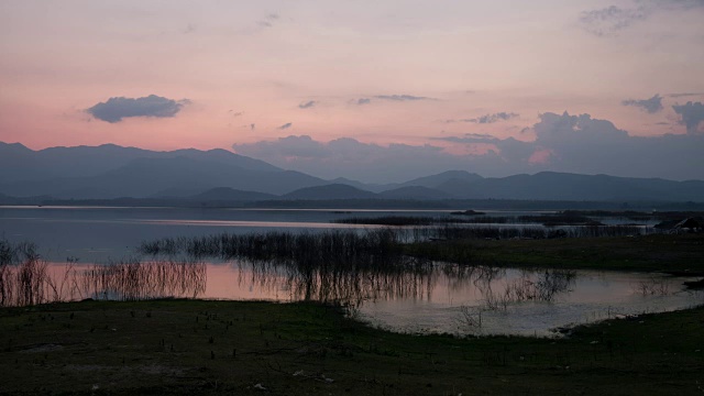 日落后湖泊上空美丽的风景视频素材