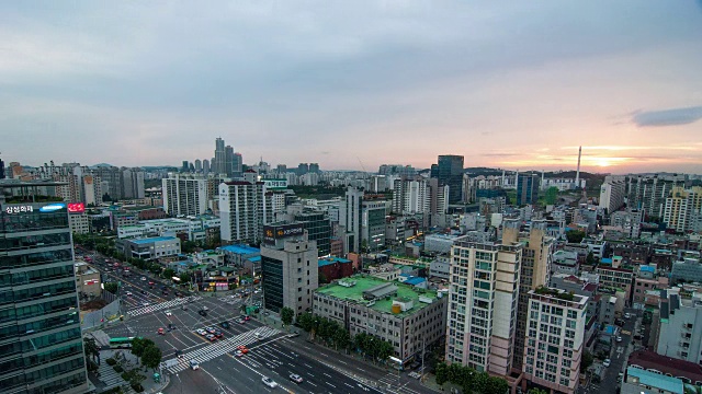 城市景观与摩天大楼在永登浦区日落到晚上视频素材