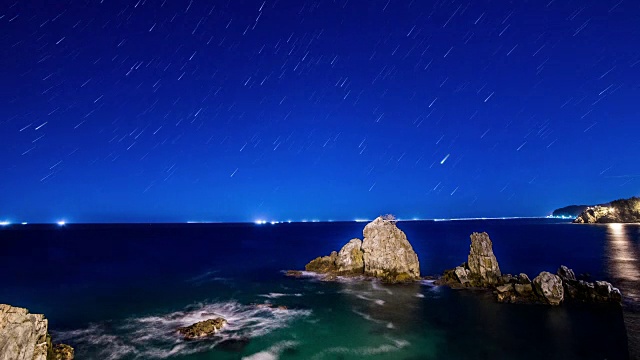 夜景Hyeongjebawi岩石在chuam海滩与星星小径视频素材