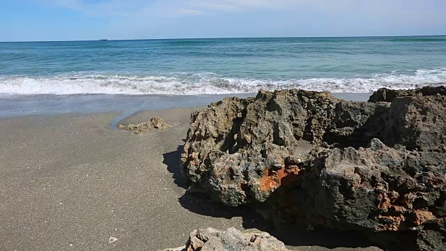 海浪冲击着布满岩石的海滩视频素材