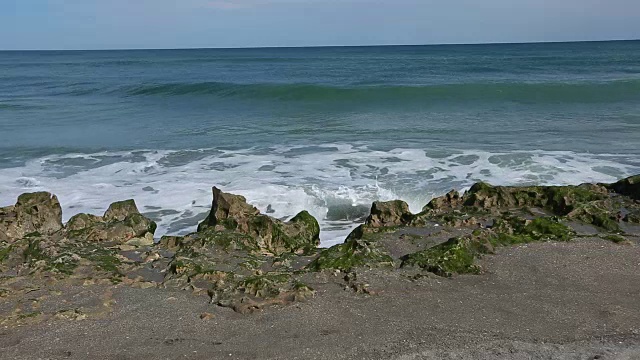 海浪冲击着布满岩石的海滩视频素材