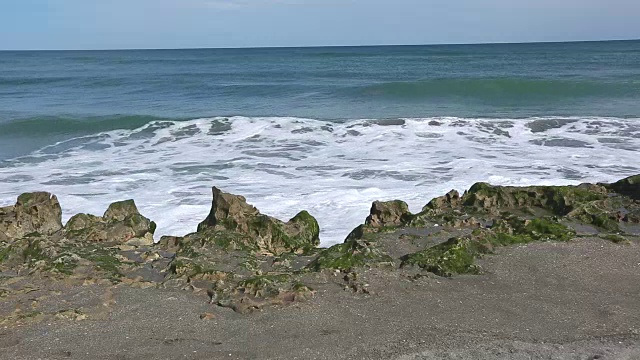 海浪冲击着布满岩石的海滩视频素材