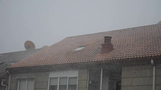 雨打在屋顶上视频素材