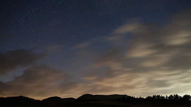 Oreum火山锥和夜空的景色视频素材