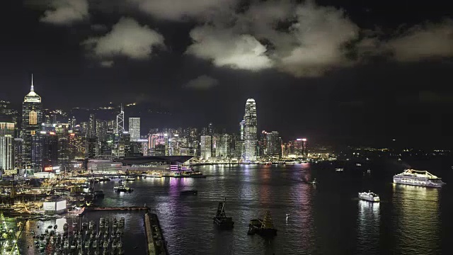 香港和维多利亚湾在夜间的时间间隔视频素材