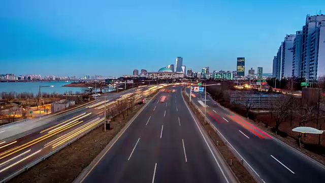 国会大厦的夜景和依ido地区附近的奥林匹克大道上的交通视频素材