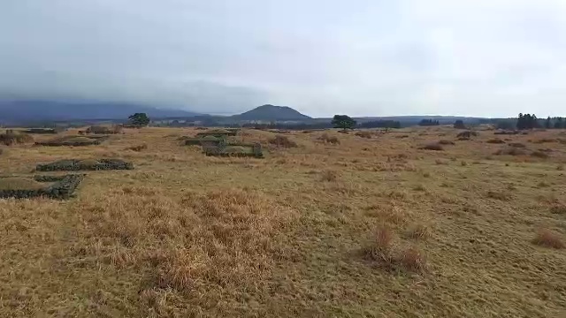 山后的田野景观视频素材