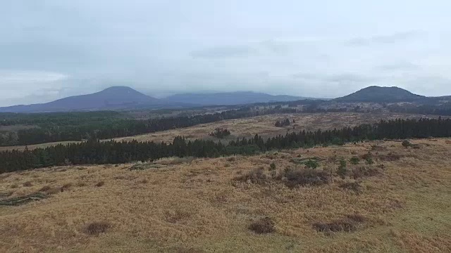 山后的田野景观视频素材