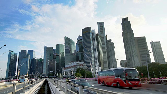 在新加坡进出城市的汽车视频素材