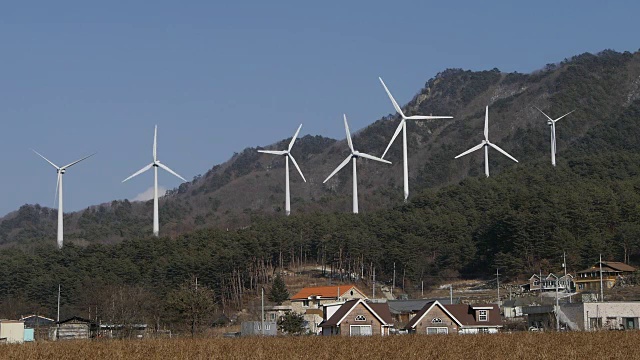 农村地区风力涡轮机旋转的观点视频素材