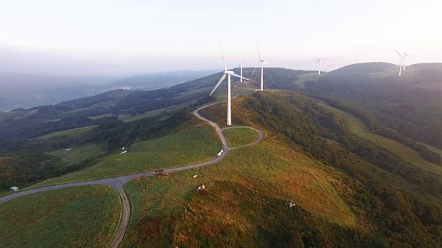 大洞岭(旅游景点)的风力发电机视频素材