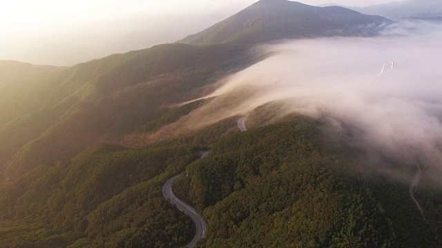 大洞岭(旅游景点)的风力涡轮机与云视频素材