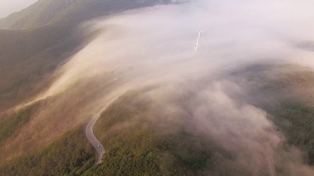 大洞岭(旅游景点)的风力涡轮机与云视频素材