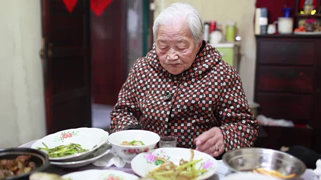 我奶奶吃午饭的时候视频素材