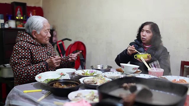 我奶奶吃午饭的时候视频素材