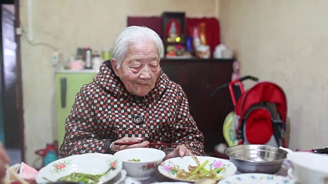 我奶奶吃午饭的时候视频素材