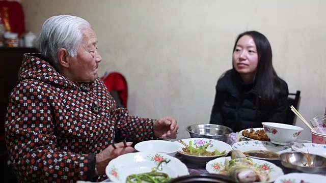 我奶奶吃午饭的时候视频素材