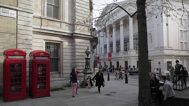 皇家歌剧院和电话亭，伦敦，英格兰，英国，欧洲视频素材