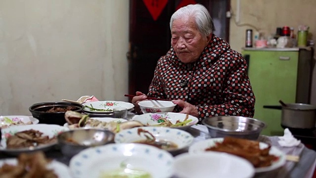 我奶奶吃午饭的时候视频素材