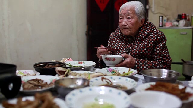 我奶奶吃午饭的时候视频素材