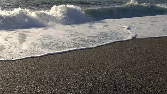 海滩和波浪在Salobreña视频素材