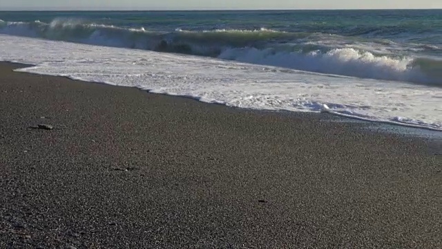 海滩和波浪在Salobreña视频素材