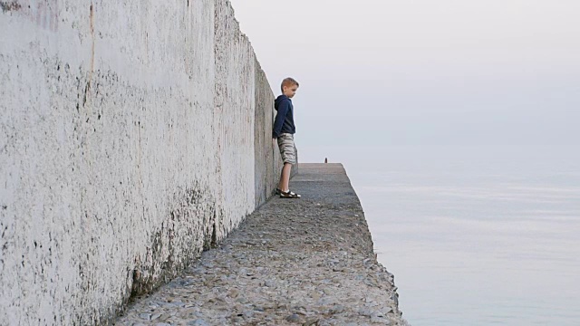 在海上防波堤上的男孩视频素材