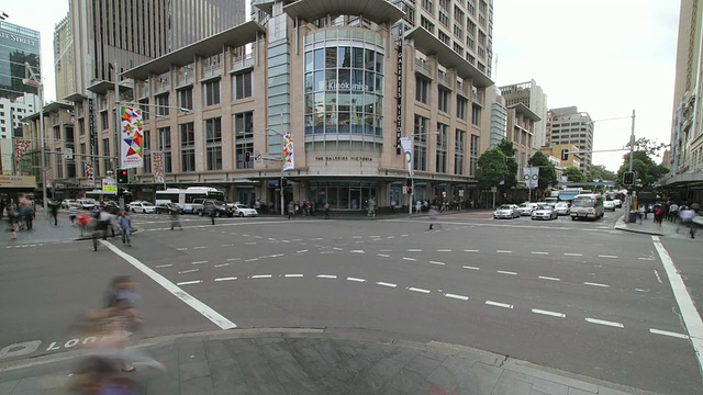 WS T/L View of street Different sides of people are crossing with traffic / Sydney, New South Wales, Australia .悉尼，新南威尔士，澳大利亚视频素材