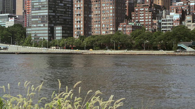 WS PAN View of Manhattan Waterfront Buildings with traffic /纽约，美国视频素材