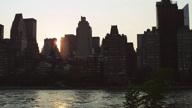 WS PAN View of Manhattan Skyline at Dusk /纽约，美国视频素材